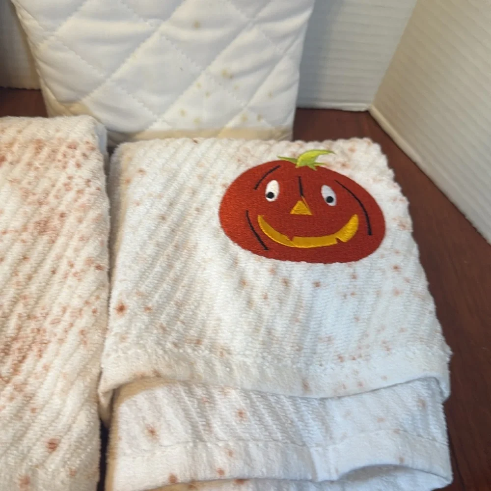 Halloween ghost pumpkin witch kitchen towels and oven mitts Linens & Things new